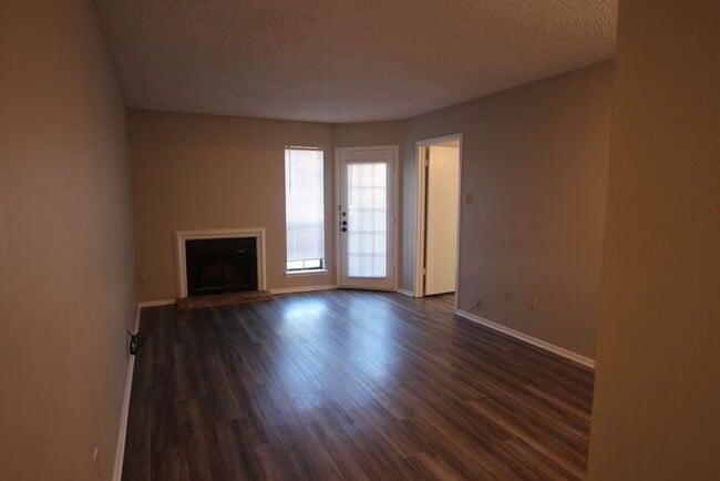 Building Photo - Coming Soon: 2 Bedroom, 1 Bathroom Downsta...