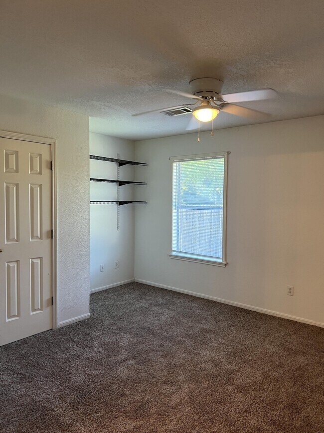 Building Photo - 1751 Rock Hollow Loop