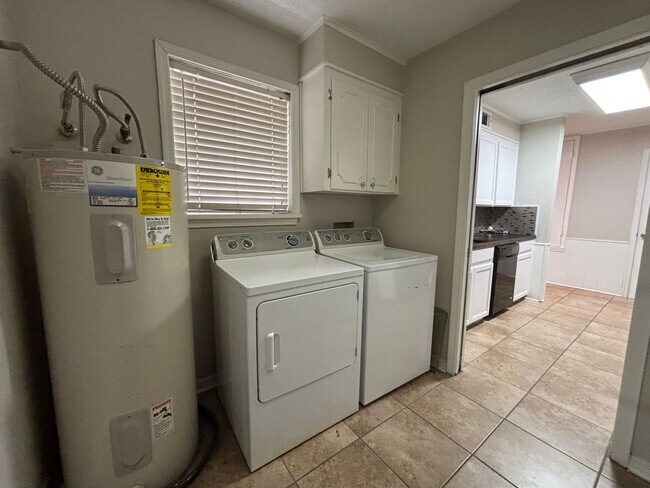 Building Photo - MOVE IN READY! SPACIOUS TOWNHOME IN BOSSIE...