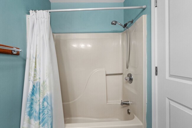 Building Photo - Fully Furnished W/ All Utilities Included! Seasonal Rental available 9/1/25-3/31/26