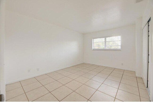 Building Photo - 1033 NW 30th Ct