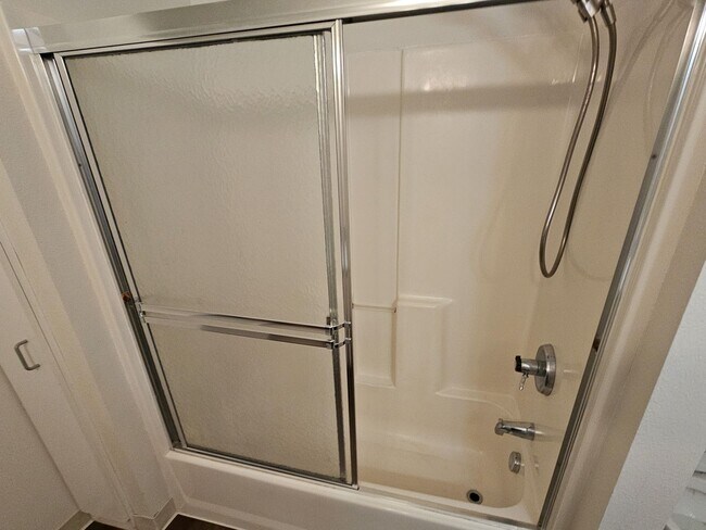 Building Photo - 506 NE Dallas Ct