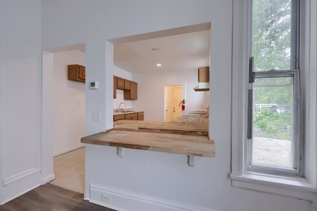 Building Photo - 5 bedroom 1.5 bath. Home available now.