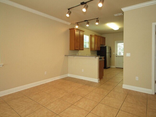 Building Photo - 4x4 House $550/bedroom