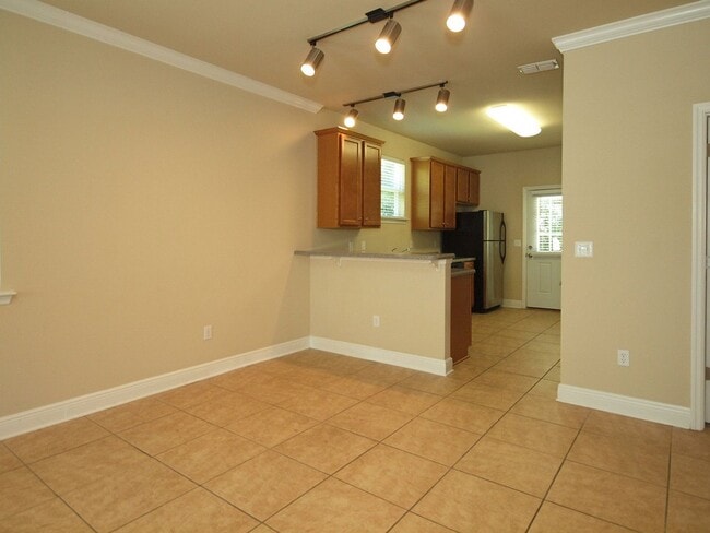 Building Photo - "Hamptons On High"- Gorgeous 4 BD 4 BA TOWNHOUSE