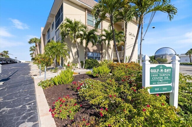 Building Photo - 1400 Tarpon Center Dr