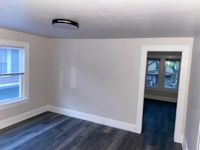 Building Photo - 625 S 61st St