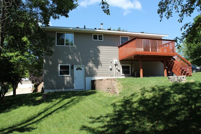 Building Photo - Avail May 1st. SW Rochester 3 bedroom 2 bath home, giant 2 car garage