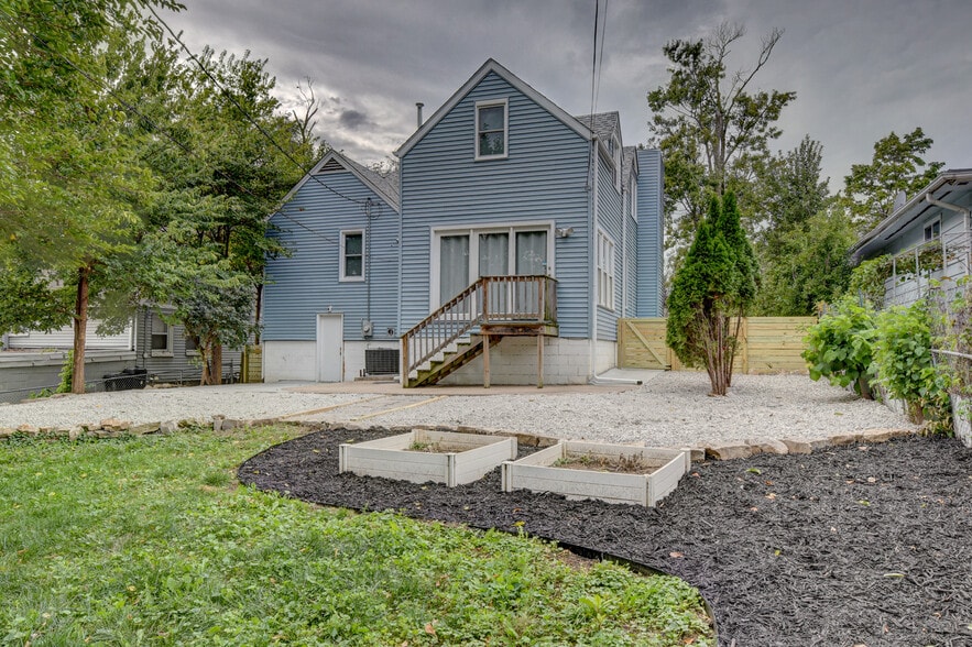 Building Photo - 705 N 75th St