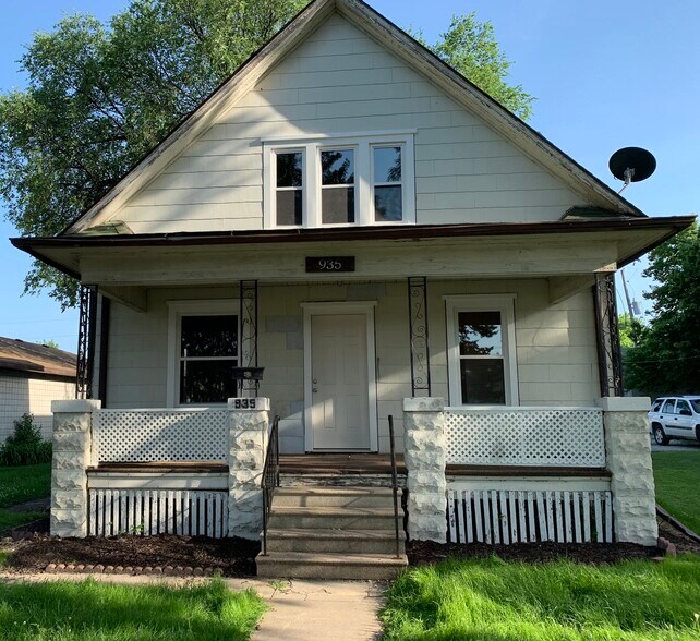 Building Photo - 935 New Hampshire St