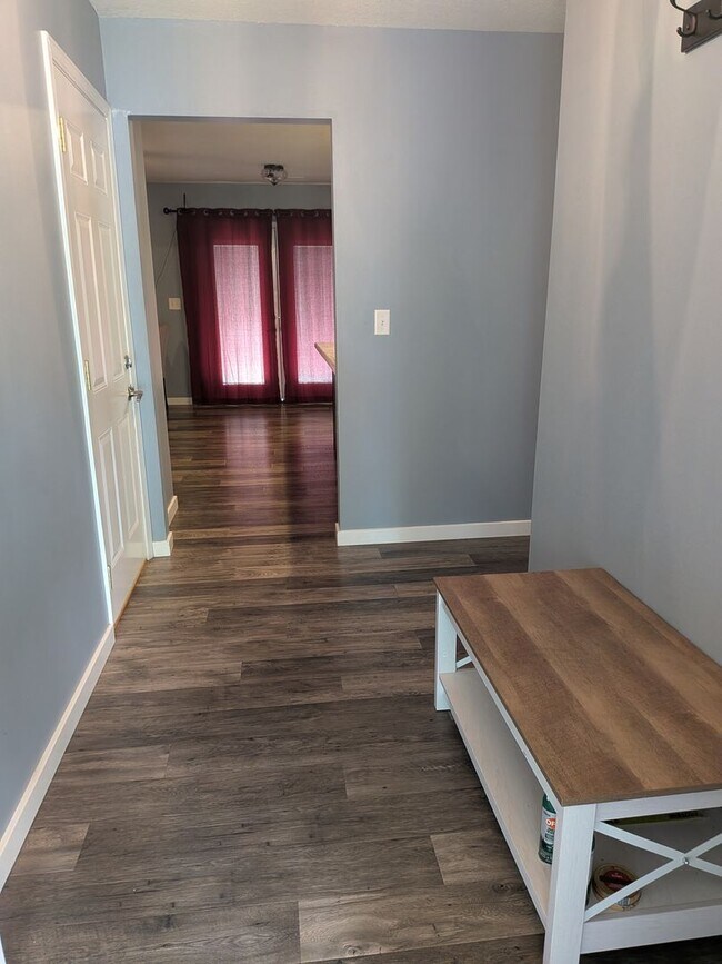 Building Photo - Fully furnished. All utilities included 3 Bed 1.5 Bath House