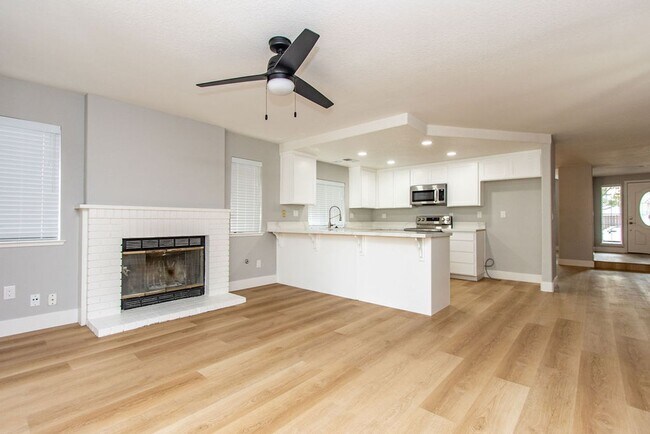 Building Photo - Charming 3-bedroom 2 bathroom Home