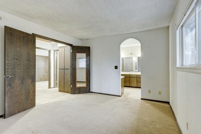 Building Photo - Charming Residence in a Prime Location 3bed/2bath