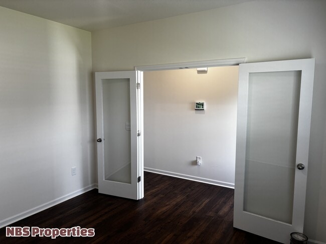 Building Photo - 935 Utopia Ln