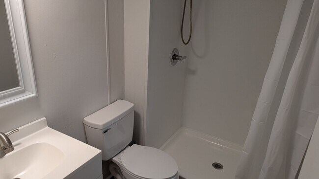 Building Photo - 2 Bedrooms and 2 Bathroom Mobile home