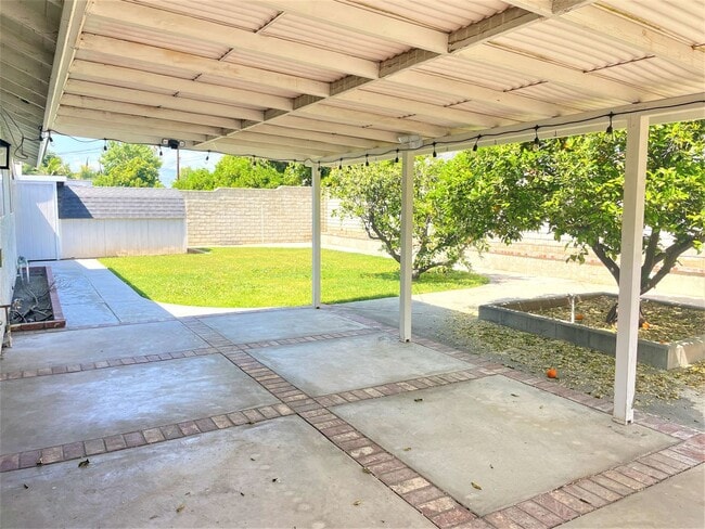 Building Photo - Adorable Riverside Single Story- Just in time for Summer!