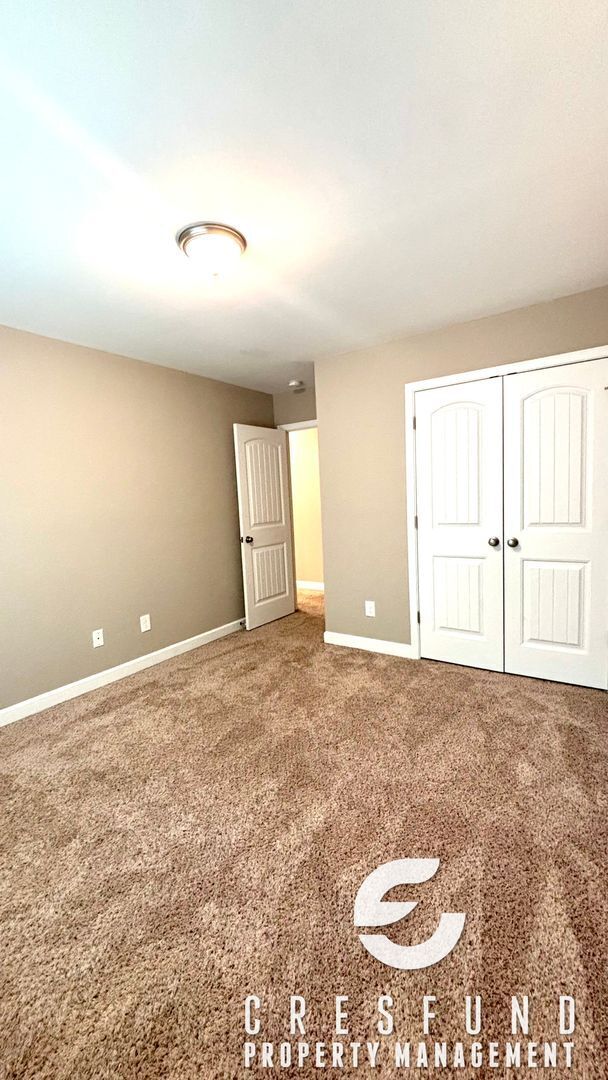 Building Photo - Spacious, Stylish & Close to It All – 3 Be...