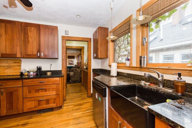 Building Photo - 6 bed in Mission Hill