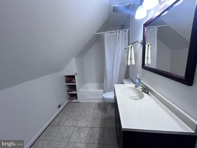 Building Photo - 132 Pinecrest Ln