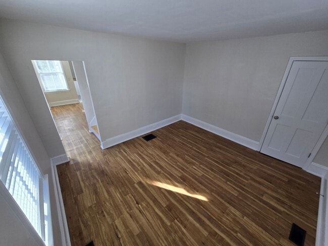 Building Photo - 18 School St