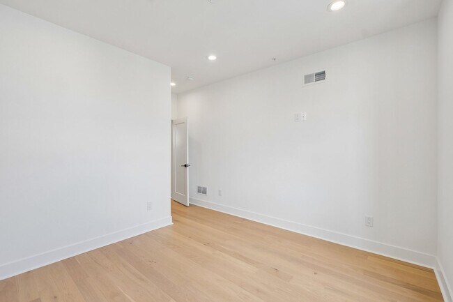 Building Photo - 1518 N Darien St