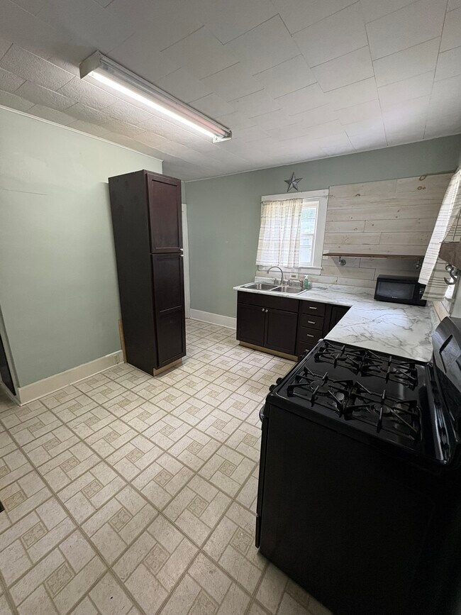 Building Photo - 825 Burr Oak St