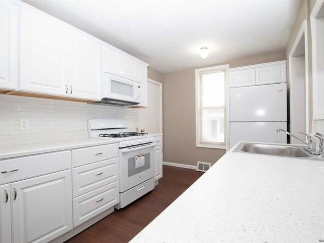 Building Photo - 3 Bedroom Single Family Home in Gloversville