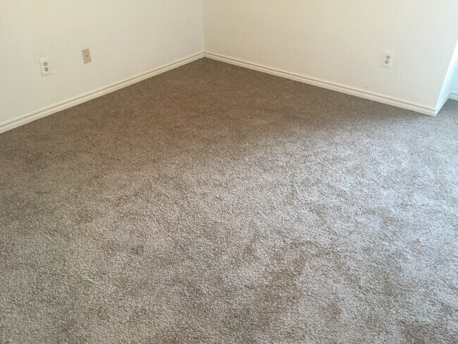 Building Photo - 3-2 DUPLEX! AVAILABLE NOW