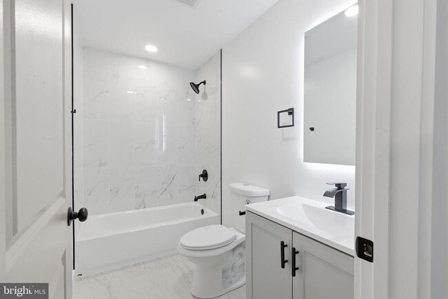 Building Photo - 65 Oaktree Dr