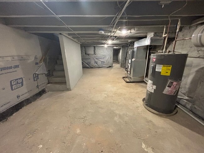 Building Photo - 2 bedroom PLUS den with Fireplace