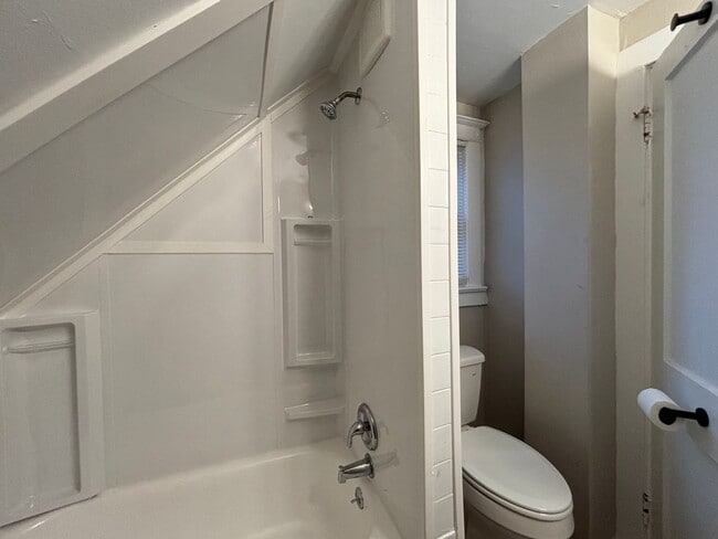 Building Photo - 3 Bedroom 1 Bath, Single Family Home, Lyell - Otis Neighborhood!