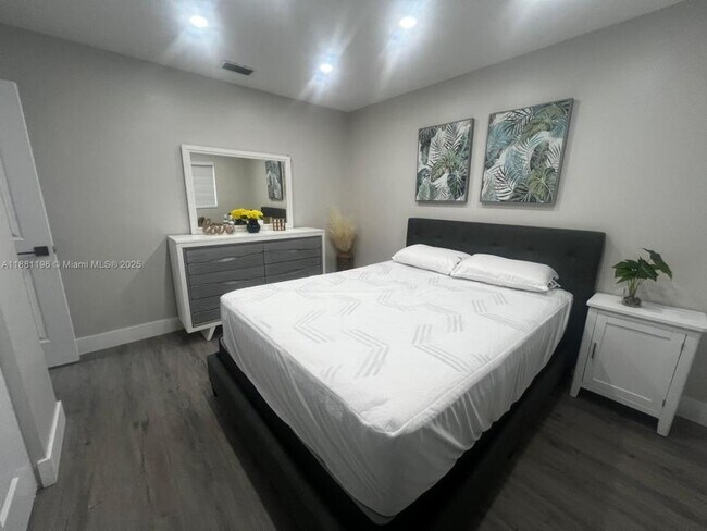 Building Photo - 2 bedroom in Hollywood FL 33021