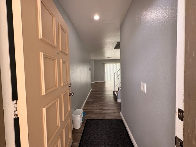 Building Photo - 3 Bed, 2.5 Bath in Ontario!