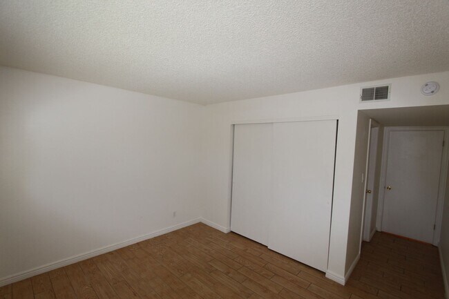 Building Photo - Ground-Level 2 Bedroom Condo in Pineview Village | Covered Parking + Storage
