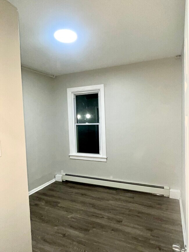 Building Photo - 364 River Dr