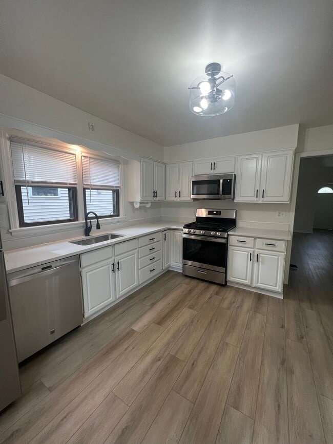 Building Photo - Beautifully Renovated 4-Bedroom Home - Ava...
