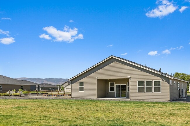 Building Photo - 4 Bedroom Home with Spacious Fully Fenced ...