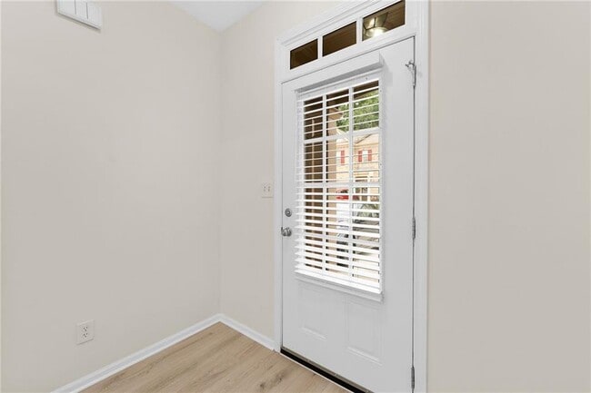 Building Photo - 318 Knelston Oak Dr NE