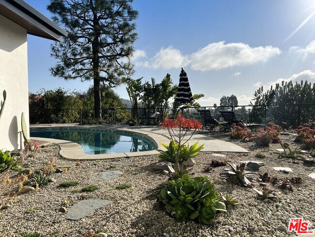 Building Photo - 2652 Byron Pl