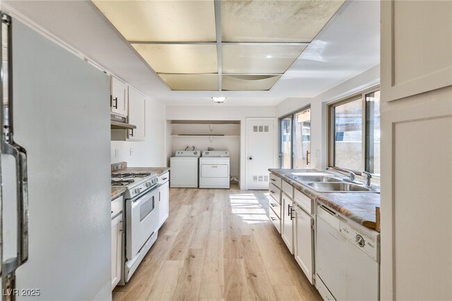 Building Photo - 4308 E Gretna Green Ct