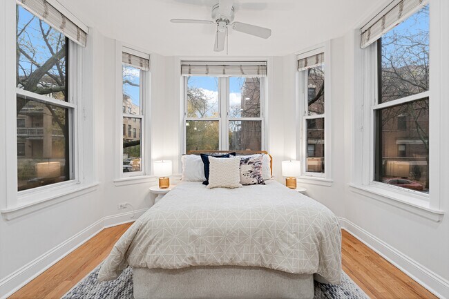 Building Photo - 950 W Belle Plaine Ave