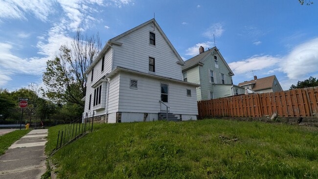 Building Photo - Spacious 5-bedroom, 1-bath home offers flexible living across multiple levels in Akron