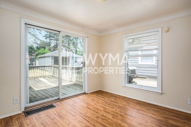 Building Photo - AVAILABLE MID-JULY!! 3 Bedroom, 1.5 Single...