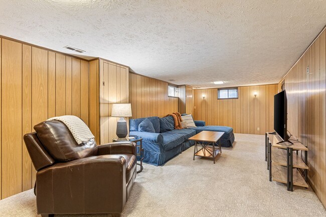 Building Photo - Beautiful Home In Underwood Park Neighborhood