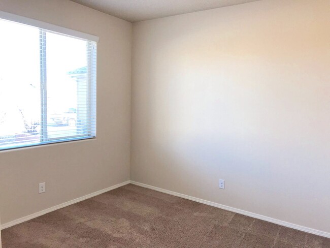 Building Photo - Spacious 4 bedroom Rio Rancho home. Large ...