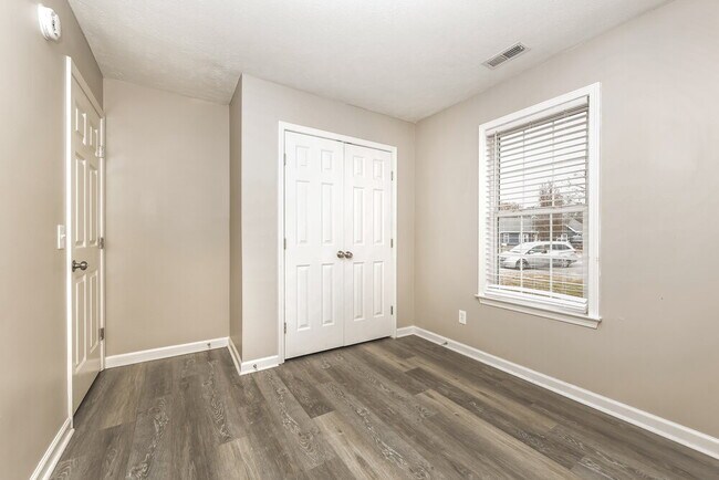 Building Photo - 1585 Ridgemont Dr