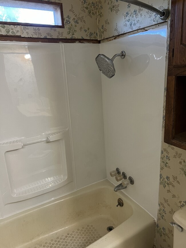 Building Photo - 756 W Peach Ave