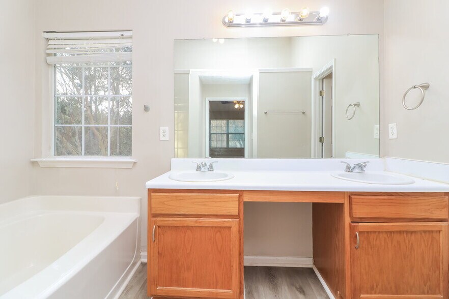 Building Photo - 3060 Trotters Field Dr SW