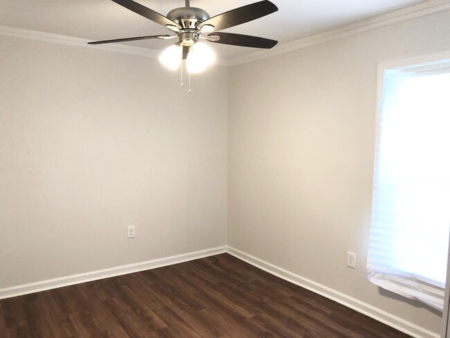 Building Photo - Totally updated 3br/2ba cottage by LSU with all new appl, 2nd house from River Road