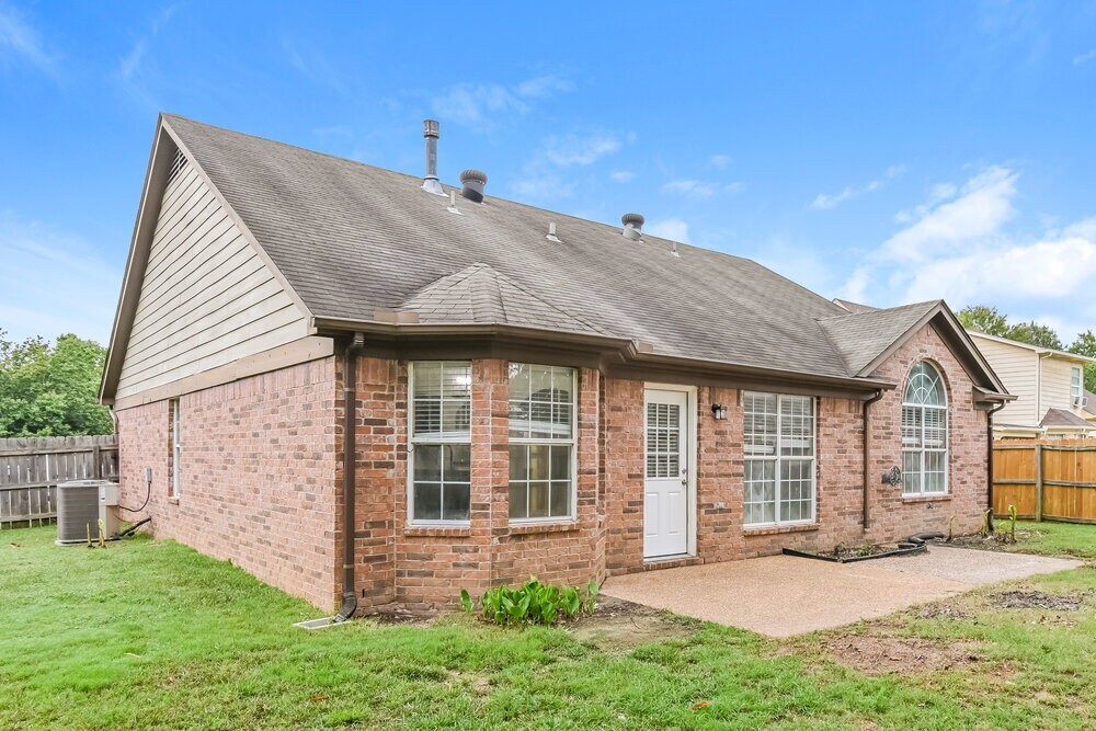 Building Photo - 5848 Hayden Cove